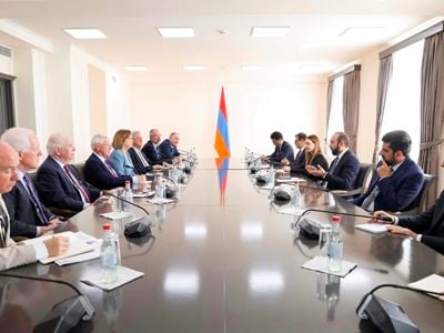 Глава МИД РА принял делегацию во главе с сенатором США Роджером Уикером