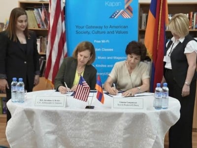 Посол США в Армении встретилась с насильственно перемещенными жителями Арцаха