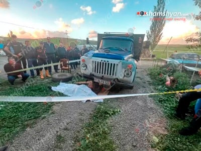 В Армении грузовик упал с домкрата на чинившего его владельца