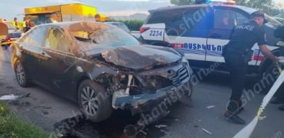 В Гегаркунике автомобиль врезался в киоск: мать водителя погибла на месте